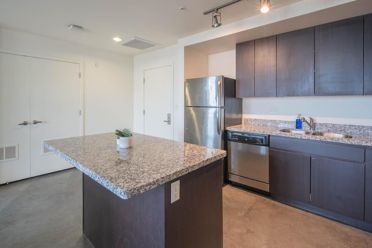 Striking 2Bd - Cdt- Gym, Pool, Parking - Sleep8 Leilighet Phoenix Eksteriør bilde
