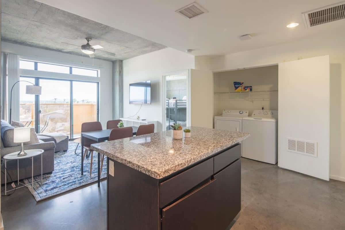 Striking 2Bd - Cdt- Gym, Pool, Parking - Sleep8 Leilighet Phoenix Eksteriør bilde