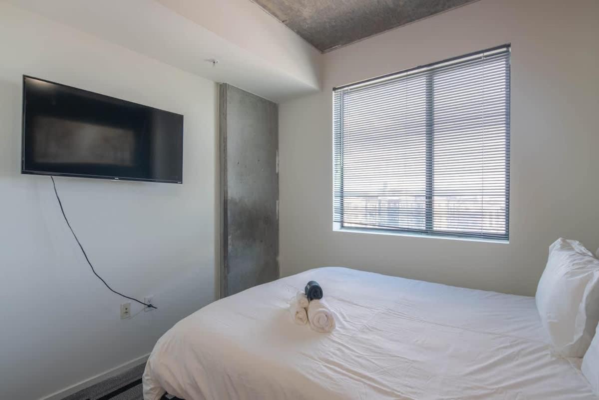 Striking 2Bd - Cdt- Gym, Pool, Parking - Sleep8 Leilighet Phoenix Eksteriør bilde